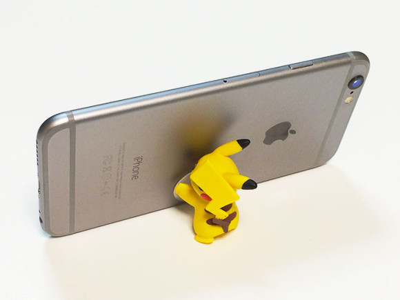 ピカチュウiphone支える