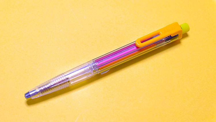 1本で8色描けるシャープペン「ぺんてるマルチ8」