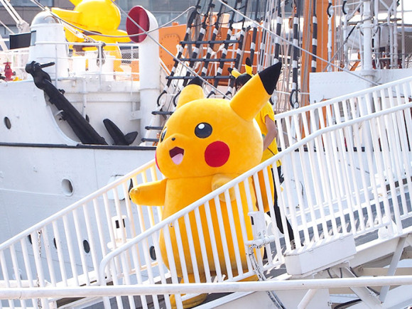 日本丸メモリアルパークピカチュウ階段降りる