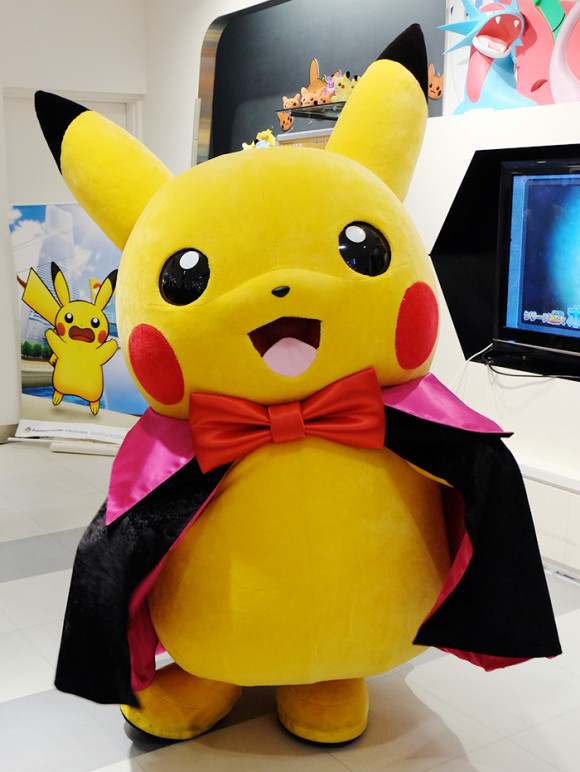 ポケモンセンターハロウィンでマントピカチュウ全身
