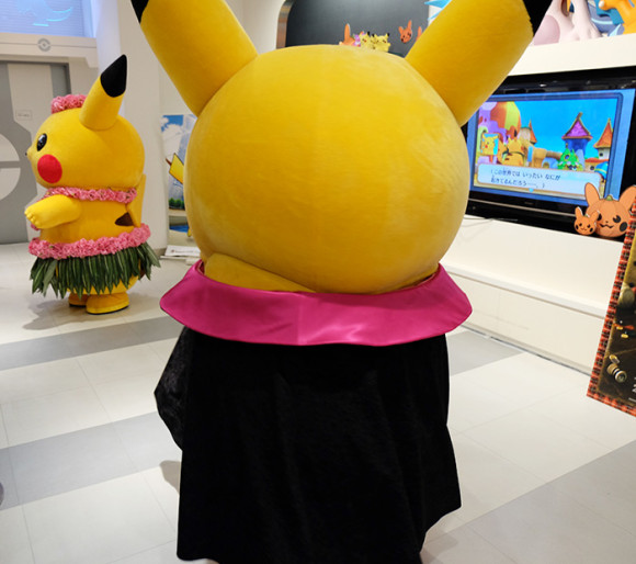 ポケモンセンターハロウィンでマントピカチュウ後ろ