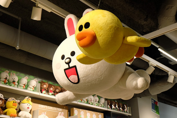 LINE STORE仙台店天井にコニー&サリー
