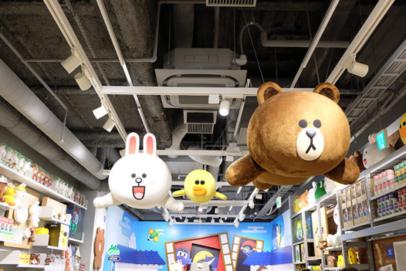 LINE STORE仙台店天井にコニー&サリー&ブラウン
