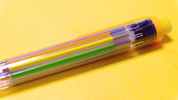 1本で8色描けるシャープペン「ぺんてるマルチ8」海外モデル