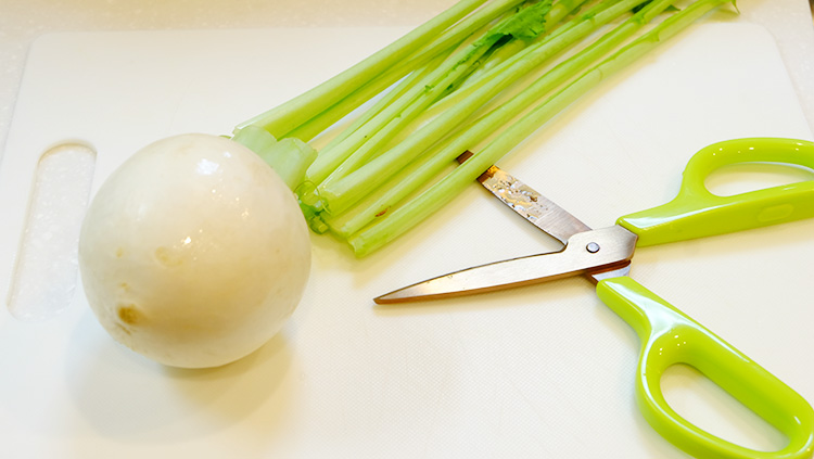 台所で使えるキッチン用はさみ「フィットカットカーブ 洗えるチタン」野菜も切れる