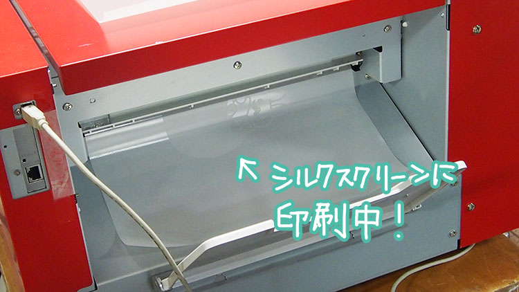 第9回東京蚤の市！レトロ印刷「SURIMACCA」ワークショップシルクスクリーンに印刷中
