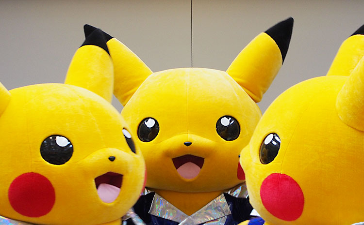 ランドマークプラザ「ピカチュウ・アイランド」アイドルピカチュウ仲良し