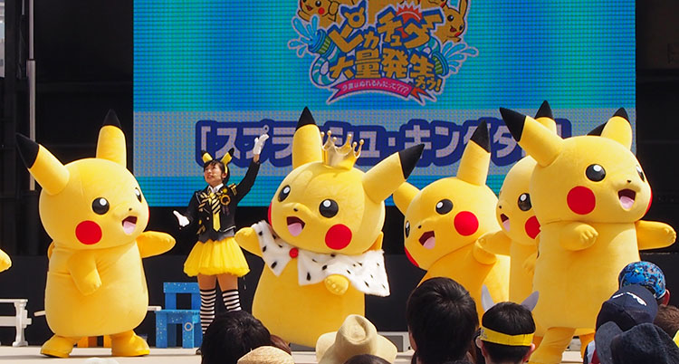 赤レンガ倉庫「スプラッシュ・キングダム」 王様ピカチュウと執事さん